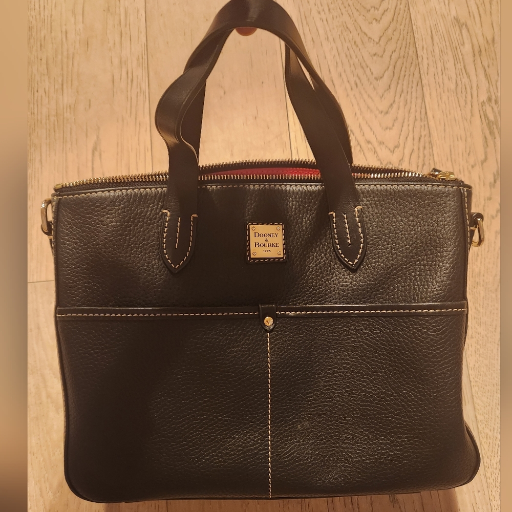 Classic Black Dooney & Bourke Pebble grained Chelsea bag EUC